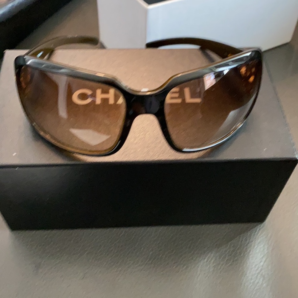 Women vintage Chanel sunglasses - Picture 5 of 7